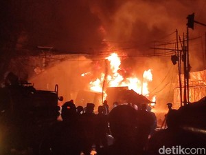 Truk BBM Oleng-Terbakar di Cianjur, Pos Polisi hingga Ruko Hangus!
