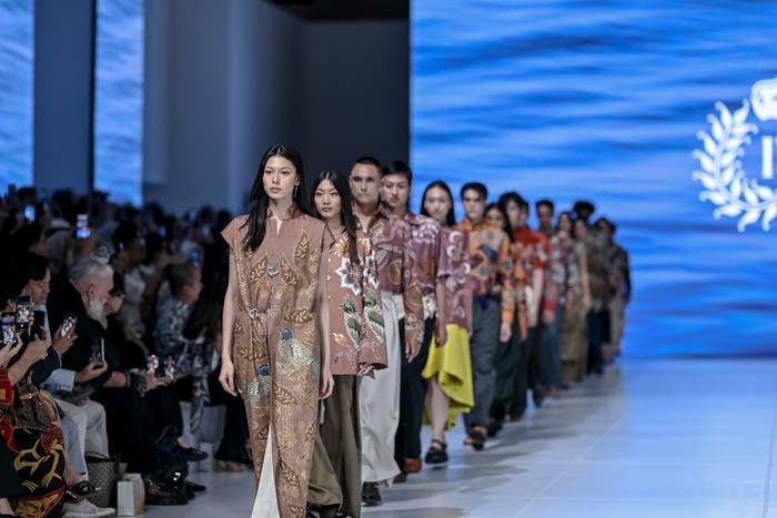 Koleksi Iwan Tirta di Jakarta Fashion Week 2026