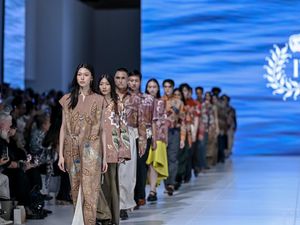 Batik Bercerita, Iwan Tirta Rayakan Era Jaya Rempah Nusantara di JFW 2026