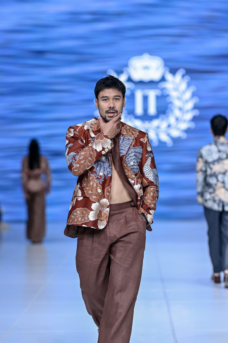 Koleksi Iwan Tirta di Jakarta Fashion Week 2026