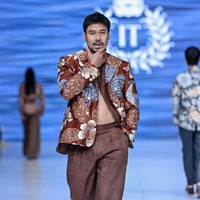 Chicco Jerikho ikut memeragakan koleksi terbaru Iwan Tirta yang bertajuk Remparaja, Rabu (29/10/2025). Blazer batik dibiarkan tak terkancing sehingga mengekspos torsonya yang atletis. (Foto: Dok. Jakarta Fashion Week)
