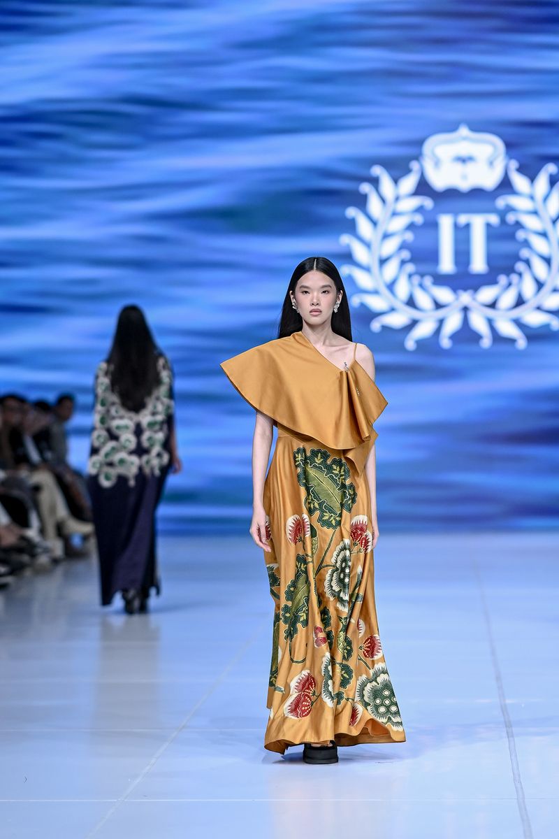 Koleksi Iwan Tirta di Jakarta Fashion Week 2026