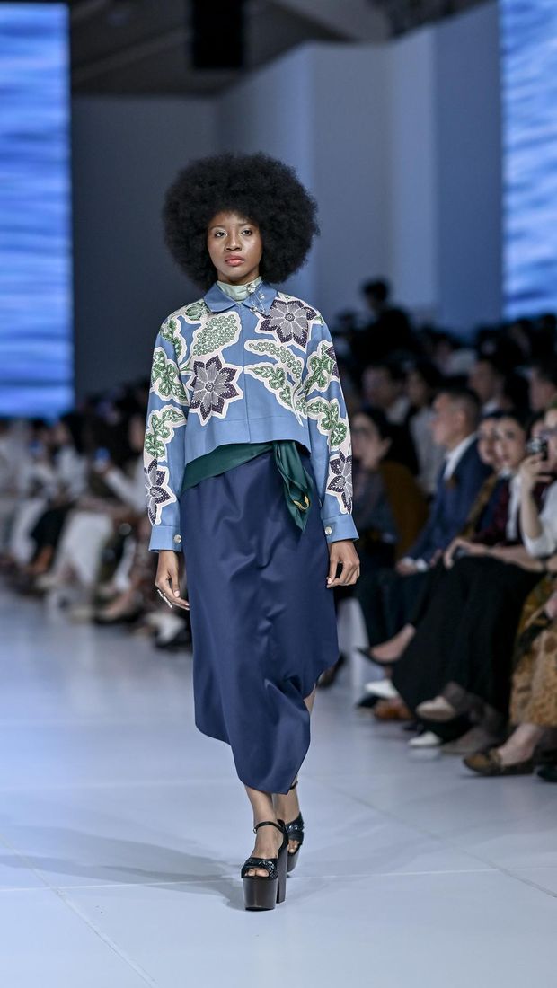 Koleksi Iwan Tirta di Jakarta Fashion Week 2026