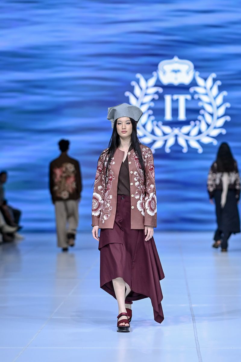 Koleksi Iwan Tirta di Jakarta Fashion Week 2026