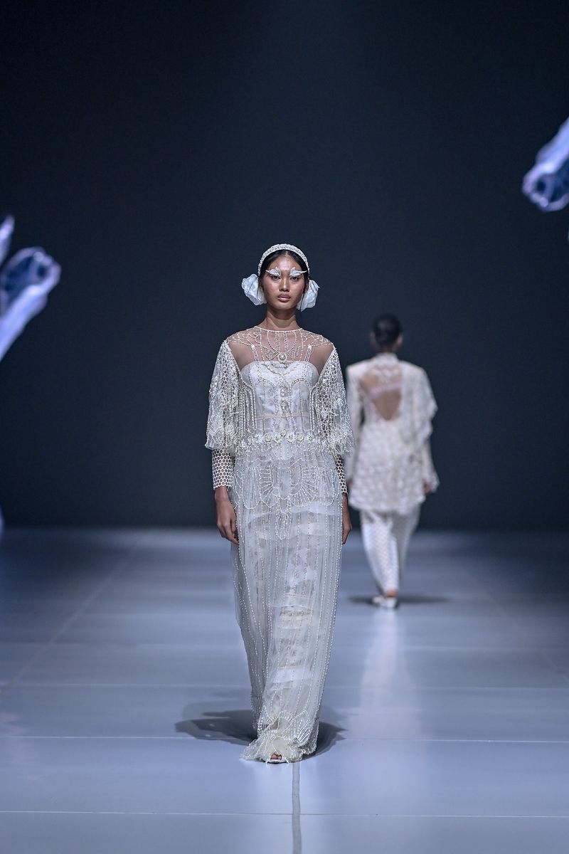 Koleksi Rama Dauhan Gold di Presentasi 'Love Letters' dalam Jakarta Fashion Week 2026