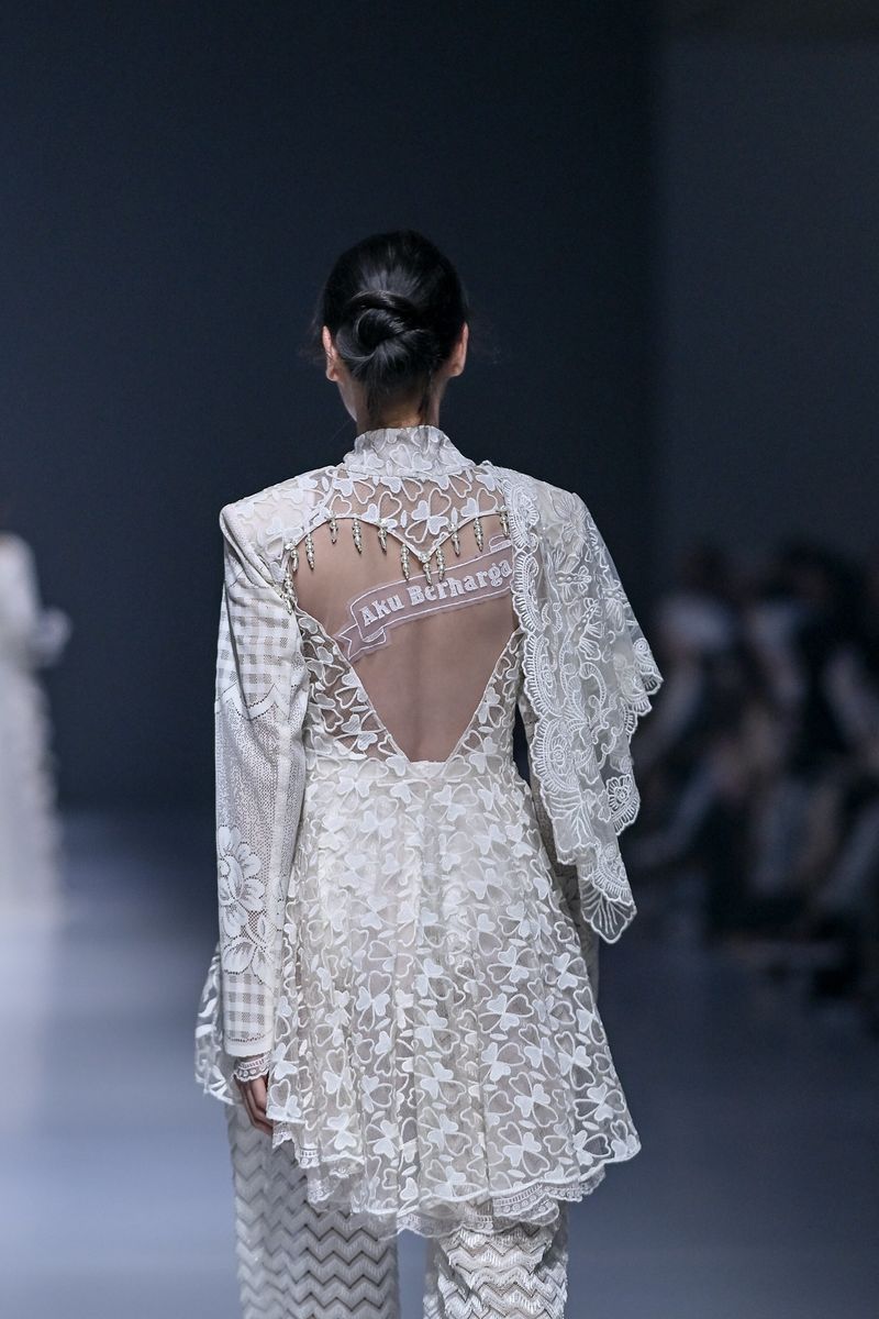 Koleksi Rama Dauhan Gold di Presentasi 'Love Letters' dalam Jakarta Fashion Week 2026