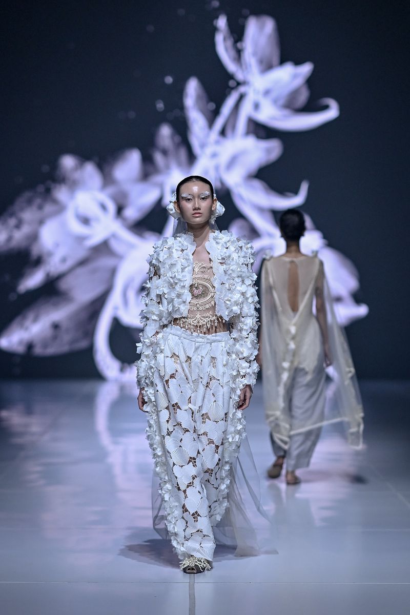 Koleksi Rama Dauhan Gold di Presentasi 'Love Letters' dalam Jakarta Fashion Week 2026