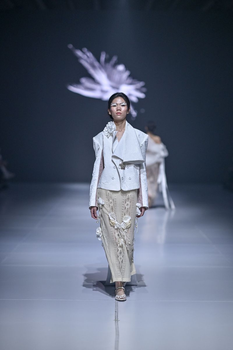 Koleksi Rama Dauhan Gold di Presentasi 'Love Letters' dalam Jakarta Fashion Week 2026