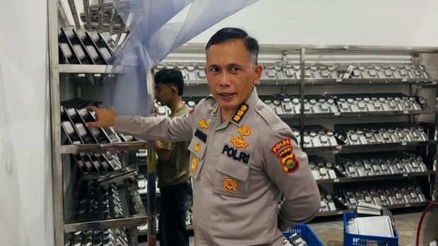 Kombes Jannus mengecek tempat penyimpanan ompreng yang dilakukan secara higienis di SPPG Polda Jambi