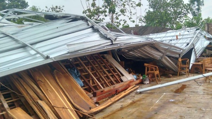 Kondisi gudang kayu yang ambruk akibat kena badai di Playen, Gunungkidul, Sabtu (1/11/2025). dok. BPBD Gunungkidul
