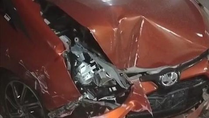 Kondisi mobil pengedar narkoba yang menabrak warung makan saat dikejar polisi. (dok Polda Kepri)