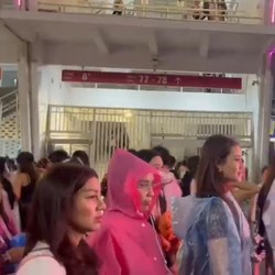 Lepek Gak Ngaruh! Demi BLACKPINK, Nagita Slavina-Aaliyah Massaid Hujan-hujanan Lepek Gak Ngaruh! Demi BLACKPINK, Nagita Slavina-Aaliyah Massaid Hujan-hujanan