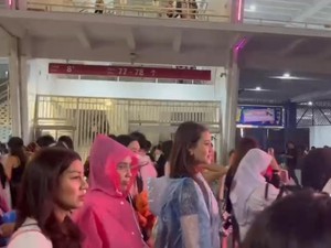 Lepek Gak Ngaruh! Demi BLACKPINK, Nagita Slavina-Aaliyah Massaid Hujan-hujanan