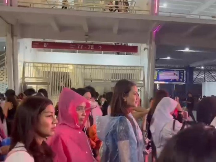 Nagita Slavina, Nisya Ahmad dan Aaliyah Massaid di konser BLACKPINK.