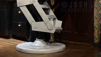 Kostum Lamp Pixar di 2019. Terinspirasi dari animasi pembuka Pixar, Josh jadi versi hidup dari lampu desk legendaris Luxo Jr. — lengkap dengan gerakan melompat khasnya. Foto: instagram.com/joshsundquist