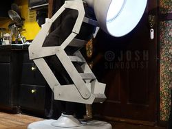 Kreatif! Raja Kostum Halloween Satu Kaki Ini Bikin Dunia Kagum!