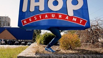 Kostum IHOP Restaurant Sign di 2015 Humor visual ala “wordplay” — ia menjadi papan raksasa restoran IHOP, plesetan dari “I Hop” yang berarti “saya melompat”, mencerminkan gaya humornya yang cerdas. Foto: instagram.com/joshsundquist