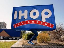 Kreatif! Raja Kostum Halloween Satu Kaki Ini Bikin Dunia Kagum!