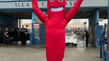 Kostum Tiup Penarik Perhatian (Air Dancer) di 2024. Josh meniru maskot tiup berwarna merah yang biasa terlihat di tempat cuci mobil, menampilkan ekspresi penuh energi dan kegembiraan hidup. Foto: instagram.com/joshsundquist