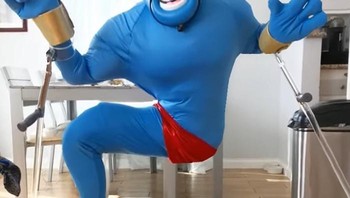 Kostum Jin Biru (Genie) dari Aladdin di 2018. Josh menjadi Genie lengkap dengan kaki yang muncul dari lampu emas, menghadirkan humor visual sekaligus kehangatan karakter klasik Disney. Foto: instagram.com/joshsundquist