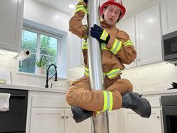 Kreatif! Raja Kostum Halloween Satu Kaki Ini Bikin Dunia Kagum!