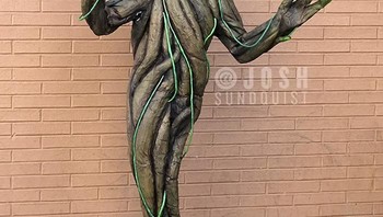 Kostum Groot dari Guardians of the Galaxy di 2020. Josh memerankan Groot dengan kostum detail menyerupai batang pohon yang tumbuh dari pot. Simbol tumbuh, kuat, dan hidup — pesan inspiratif yang selalu melekat dalam setiap kreasinya. Foto: instagram.com/