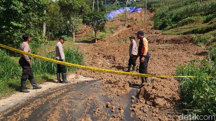 Longsor di jalur Trenggalek-Tulungagung Longsor di jalur Trenggalek-Tulungagung