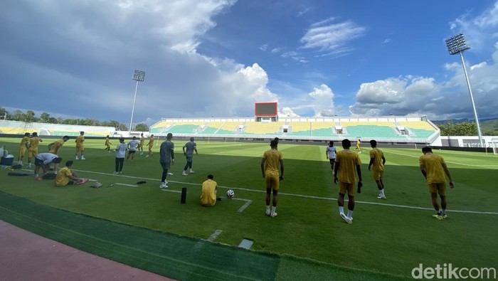 Tim Madura United saat menjalani latihan menjelang laga lawan PSM Makassar di Stadion Gelora BJ Habibie.