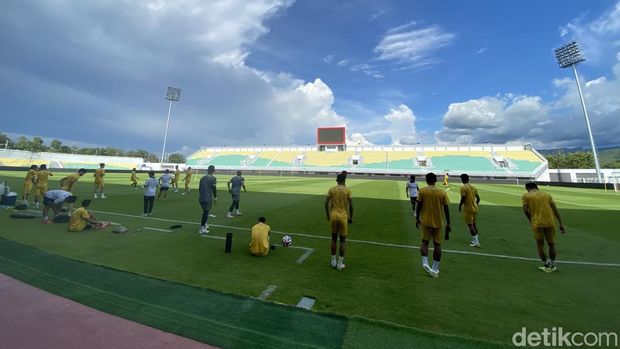 Tim Madura United saat menjalani latihan menjelang laga lawan PSM Makassar di Stadion Gelora BJ Habibie.