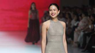 Senyum Merekah Maudy Ayunda Jadi Model di JFW Senyum Merekah Maudy Ayunda Jadi Model di JFW