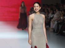 Senyum Merekah Maudy Ayunda Jadi Model di JFW