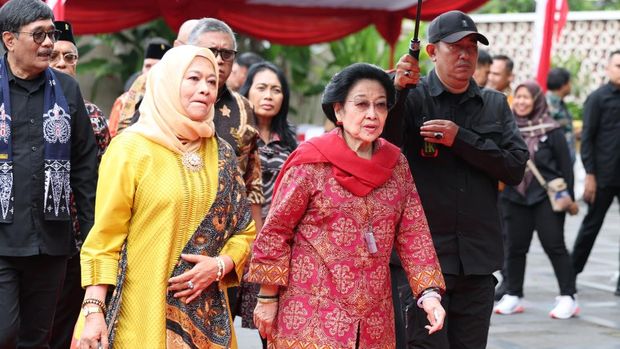 Megawati Ziarah ke Makam Bung Karno di Momen Peringatan 70 Tahun KAA Ketua Umum (Ketum) PDIP Megawati Soekarnoputri berziarah ke makam presiden pertama RI Sukarno.