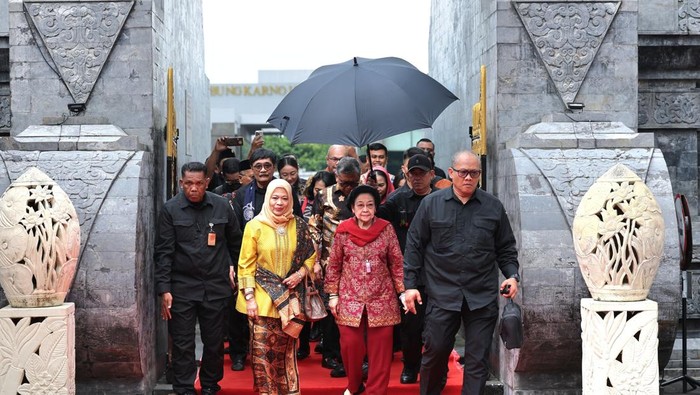 Ketua Umum (Ketum) PDIP Megawati Soekarnoputri berziarah ke makam presiden pertama RI Sukarno.