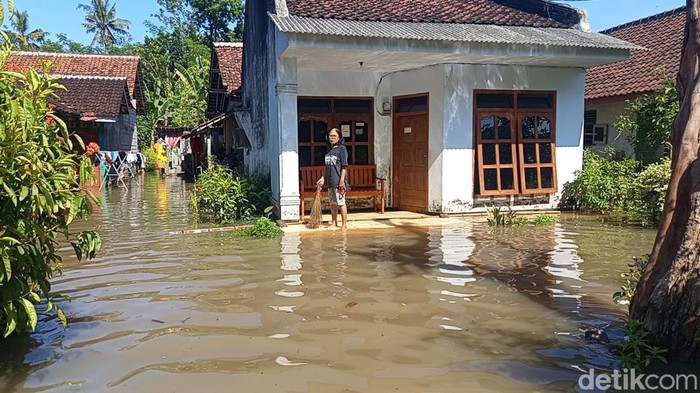 Meluapnya debit air di Sungai Banter Lumajang membuat 895 rumah terendam banjir
