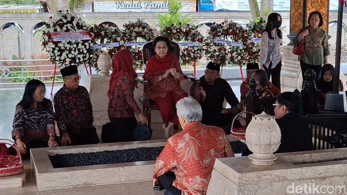Hujan Deras Tak Halangi Megawati Ziarah-Kontemplasi di Makam Bung Karno
