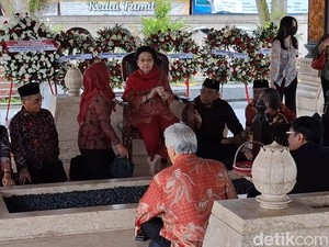 Hujan Deras Tak Halangi Megawati Ziarah-Kontemplasi di Makam Bung Karno