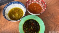 Bahkan ada tiga macam sambal yang disajikan. Mulai dari sambal terasi merah yang rasa pedasnya tidak begitu kuat. Ada sambal bawang ijo yang pedasnya lebih menyengat dan sambal kecap untuk tempe mendoan. Foto: Detikcom / Atiqa Rana