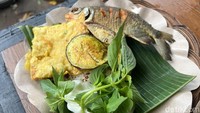 Tersedia juga menu paket ikan bawal gorengnya. Ikannya tidak bau tanah sama sekali dan digoreng pas. Ikannya sudah gurih tetapi semakin enak dimakan bersama nasi dan sambalnya yang pedas. Foto: Detikcom / Atiqa Rana