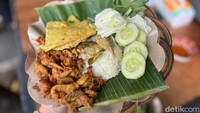 Menu kulit goreng tak kalaha spesial di sini. Harga paket nasi kulit gorengnya dibanderol hanya Rp 15.000 saja loh. Isiannya lengkap seperti paket ayam maupun ikan. Foto: Detikcom / Atiqa Rana