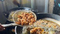 Kulit goreng ini termasuk salah satu yang favorit di sini. Tak heran jika dalam sehari mereka bisa menghabiskan 50-60 kilogram kulit! Foto: Detikcom / Atiqa Rana