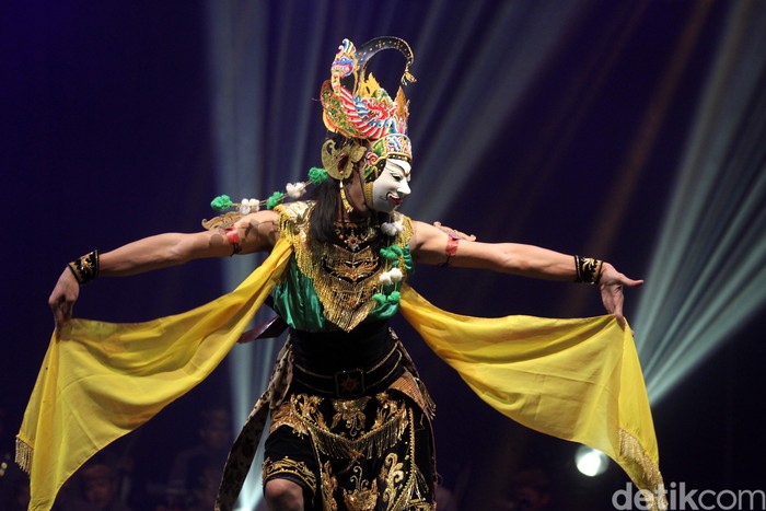 Seniman mementaskan pagelaran wayang topeng panji bertajuk Setyakasih di Taman Krida Budaya, Malang, Jawa Timur, Jumat (31/10/2025). Pertunjukan kolaborasi Sanggar Tari Mantraloka, Setyo Utomo, dan Padmapuspita yang mengisahkan kesetiaan Dewi Sekartaji menanti Panji Asmarabangun tersebut diselenggarakan Dinas Pariwisata dan Kebudayaan Provinsi Jawa Timur untuk menumbuhkan minat masyarakat pada seni tradisi serta meningkatkan ekonomi wisata berbasis budaya. ANTARA FOTO/Ari Bowo Sucipto/YU