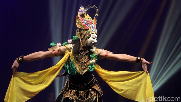 Seniman mementaskan pagelaran wayang topeng panji bertajuk Setyakasih.