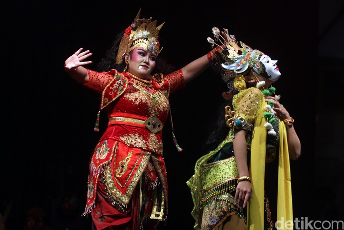 Seniman mementaskan pagelaran wayang topeng panji bertajuk Setyakasih di Taman Krida Budaya, Malang, Jawa Timur, Jumat (31/10/2025). Pertunjukan kolaborasi Sanggar Tari Mantraloka, Setyo Utomo, dan Padmapuspita yang mengisahkan kesetiaan Dewi Sekartaji menanti Panji Asmarabangun tersebut diselenggarakan Dinas Pariwisata dan Kebudayaan Provinsi Jawa Timur untuk menumbuhkan minat masyarakat pada seni tradisi serta meningkatkan ekonomi wisata berbasis budaya. ANTARA FOTO/Ari Bowo Sucipto/YU