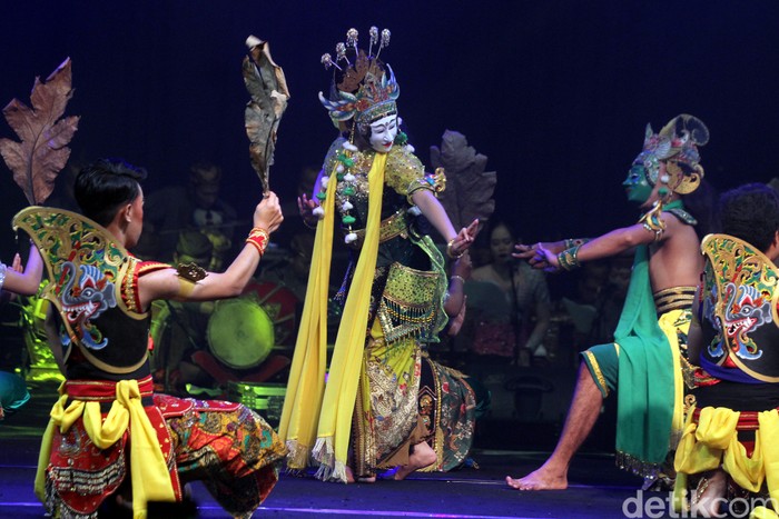 Seniman mementaskan pagelaran wayang topeng panji bertajuk Setyakasih di Taman Krida Budaya, Malang, Jawa Timur, Jumat (31/10/2025). Pertunjukan kolaborasi Sanggar Tari Mantraloka, Setyo Utomo, dan Padmapuspita yang mengisahkan kesetiaan Dewi Sekartaji menanti Panji Asmarabangun tersebut diselenggarakan Dinas Pariwisata dan Kebudayaan Provinsi Jawa Timur untuk menumbuhkan minat masyarakat pada seni tradisi serta meningkatkan ekonomi wisata berbasis budaya. ANTARA FOTO/Ari Bowo Sucipto/YU
