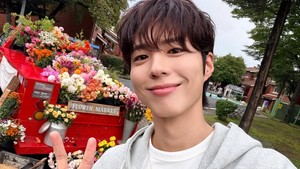 Ada lowongan kerja paruh waktu spesial di toko bunga bersama Park Bo Gum. Foto: Instagram Park Bo Gum