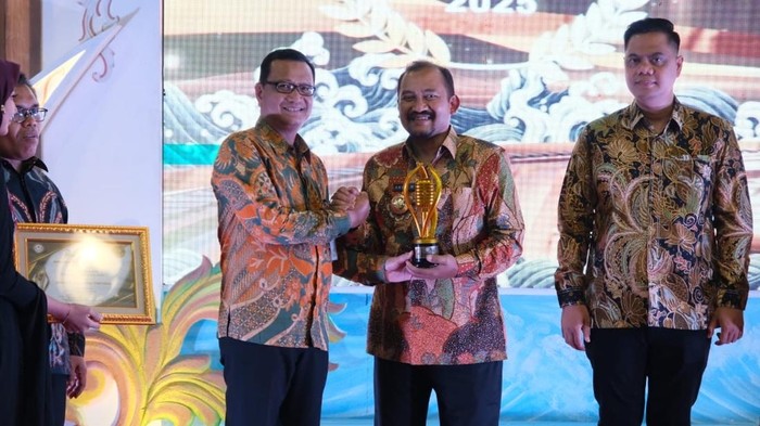 Bupati Pemalang Dinobatkan sebagai Kepala Daerah Peduli Penyiaran