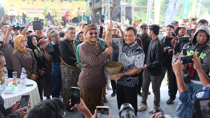 Hadiri Festival Mangga, Gubernur Jateng Puji Desa Penggarit Pemalang