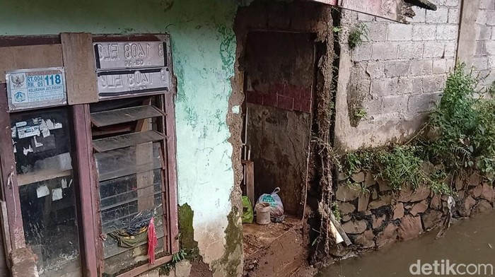 Penampakan rumah warga rusak akibat arus deras banjir saat Tanggul Baswedan di Jakarta Selatan jebol. (Ondang/detikcom)
