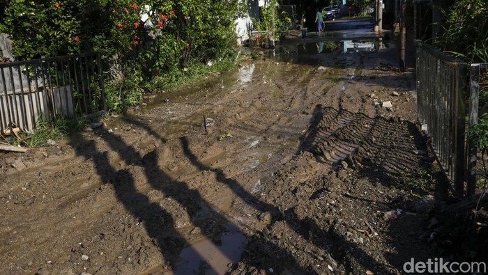 Ratusan rumah di Pondok Kacang Permai, Tangsel, terendam hingga 60 cm setelah tanggul jebol akibat hujan deras yang mengguyur kawasan itu semalam.

Suasana tanggul jebol di kawasan perumahan Pondok Kacang Permai, Tangerang Selatan, Sabtu (1/11/2025).

Hujan yang melanda di kawasan Tangerang Selatan pada Jumat (31/10) kemarin, membuat tanggul yang sedang diperbaiki ini tidak bisa menahan luapan kali yang mengakibatkan air menggenai ratusan rumah warga.
