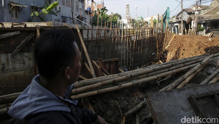 Ratusan rumah di Pondok Kacang Permai, Tangsel, terendam hingga 60 cm setelah tanggul jebol akibat hujan deras yang mengguyur kawasan itu semalam.

Suasana tanggul jebol di kawasan perumahan Pondok Kacang Permai, Tangerang Selatan, Sabtu (1/11/2025).

Hujan yang melanda di kawasan Tangerang Selatan pada Jumat (31/10) kemarin, membuat tanggul yang sedang diperbaiki ini tidak bisa menahan luapan kali yang mengakibatkan air menggenai ratusan rumah warga.